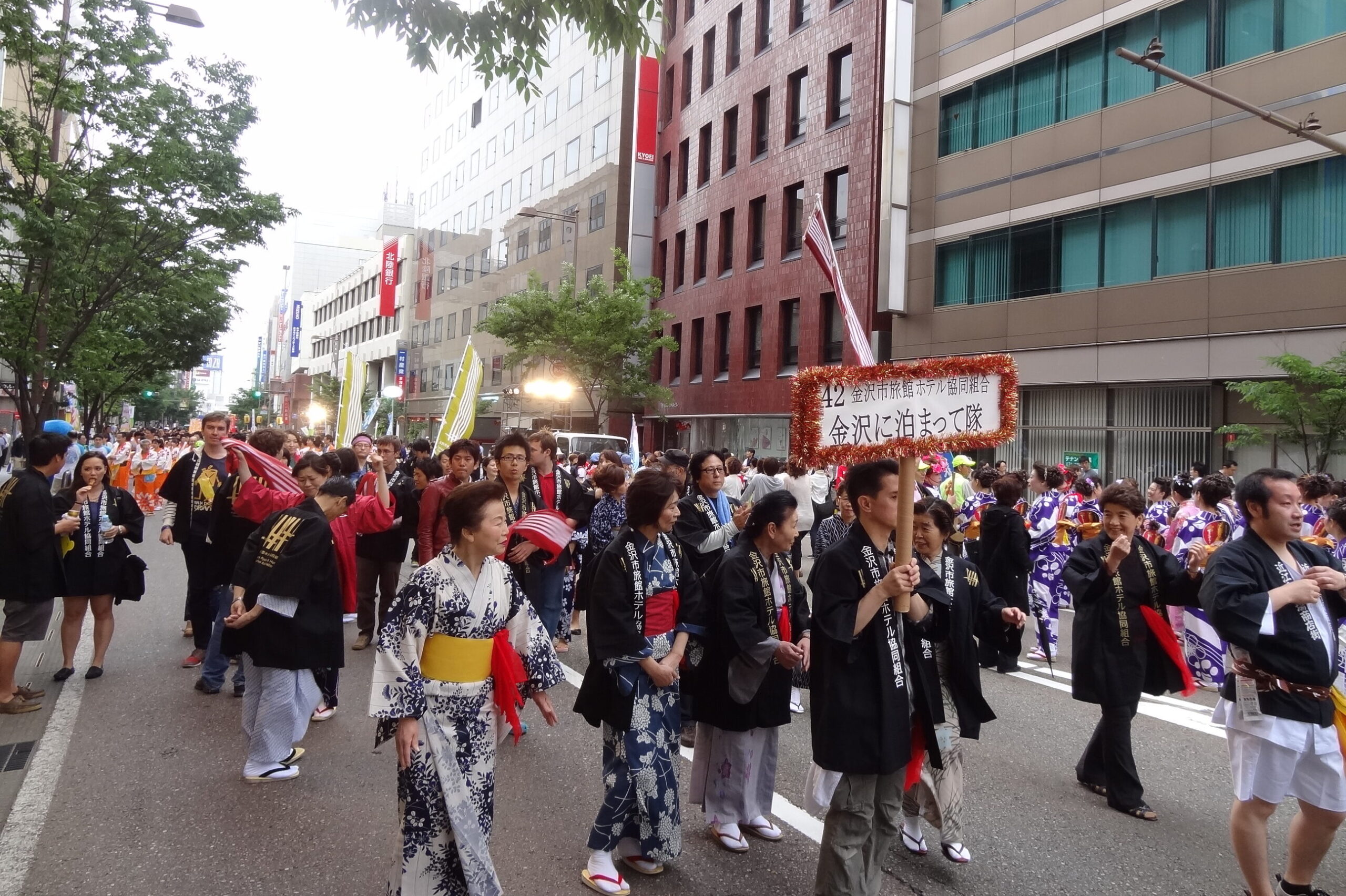 hyakumangoku dance parade