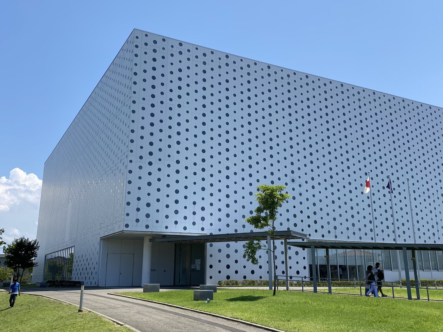 金沢市立海みらい図書館の外観