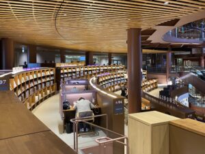 テーマ別に並んだ書架がホールを中心に同心円状に並んでいる