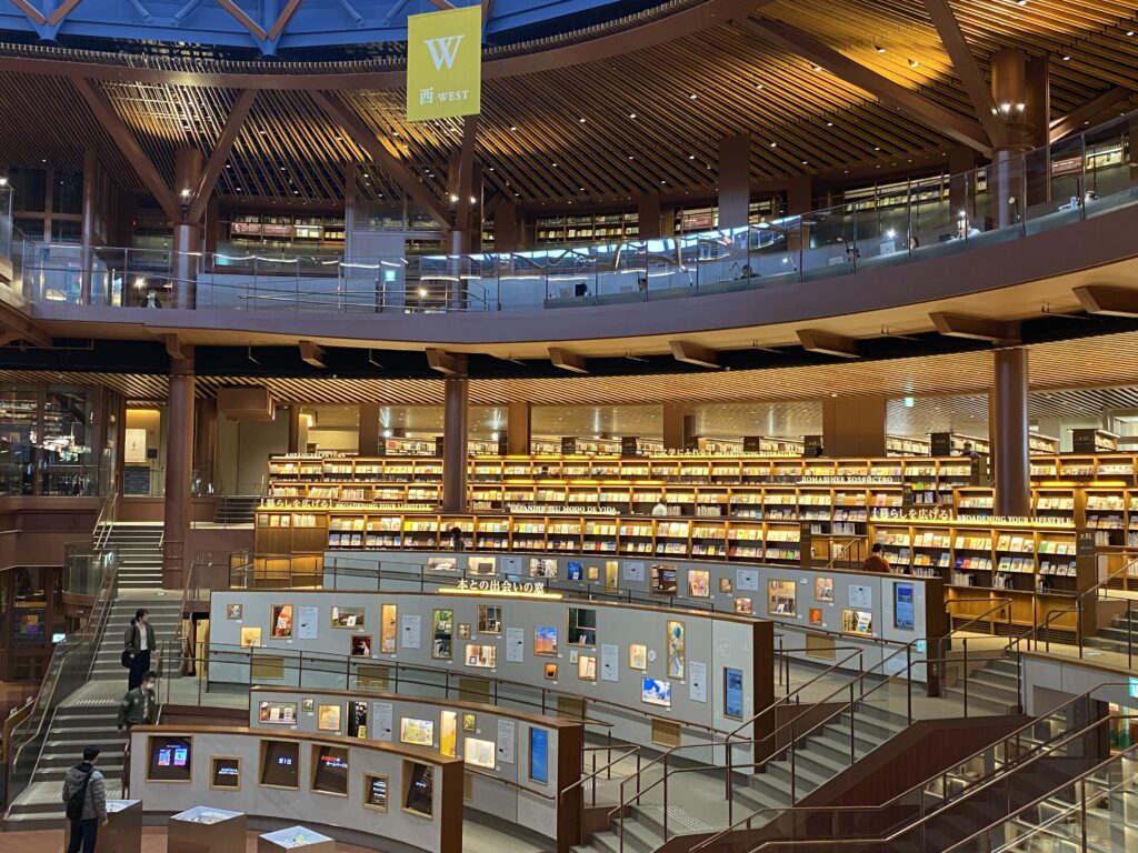 テーマ別に選ばれた本棚が同心円状に並んでいる